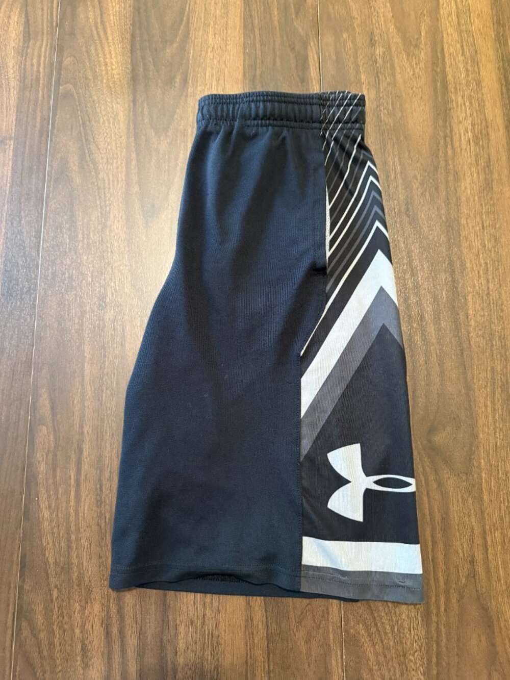 Under Armour boy's basketball shorts YLG - Picture 3 of 9